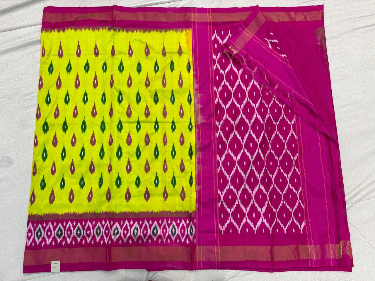 Ikkat pattu saree